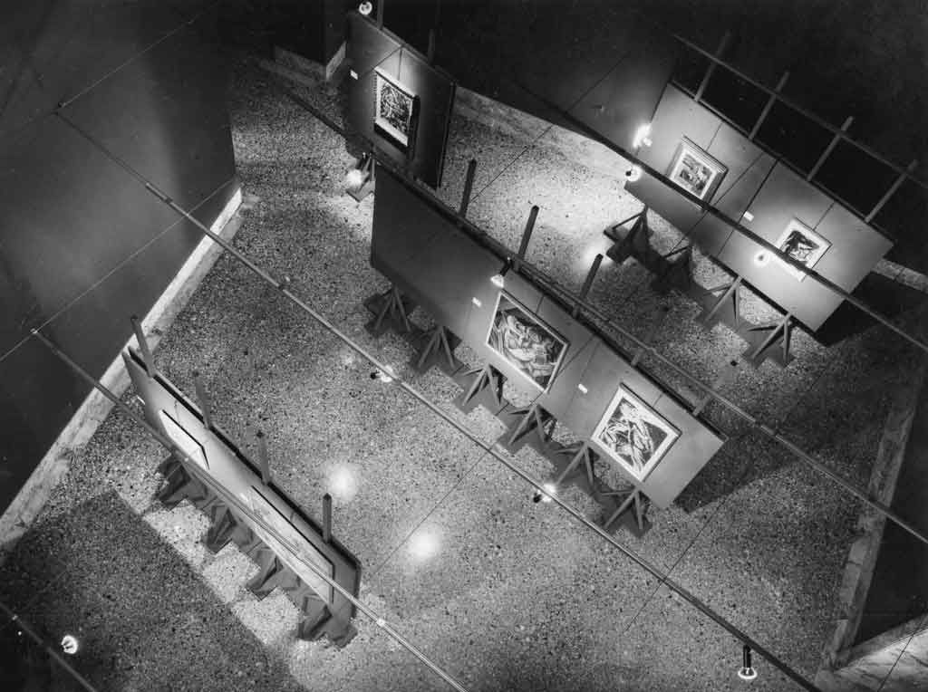 Veduta di una sala della mostra per Brera, 1974