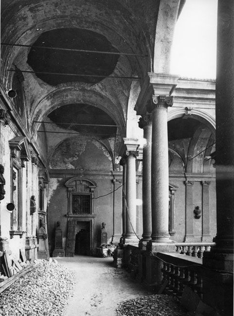 Palazzo di Brera: il loggiato al primo piano con i segni del bombardamento dell’agosto 1943