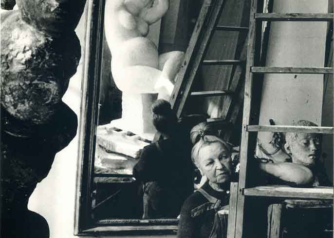 Antonietta Raphaël nello studio di Roma con La grande genesi, 1965