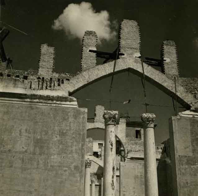 L'arco gotico della chiesa di Santa Maria reso visibile dalla distruzione del tetto dei Saloni Napoleonici dopo i bombardamenti del 1943
