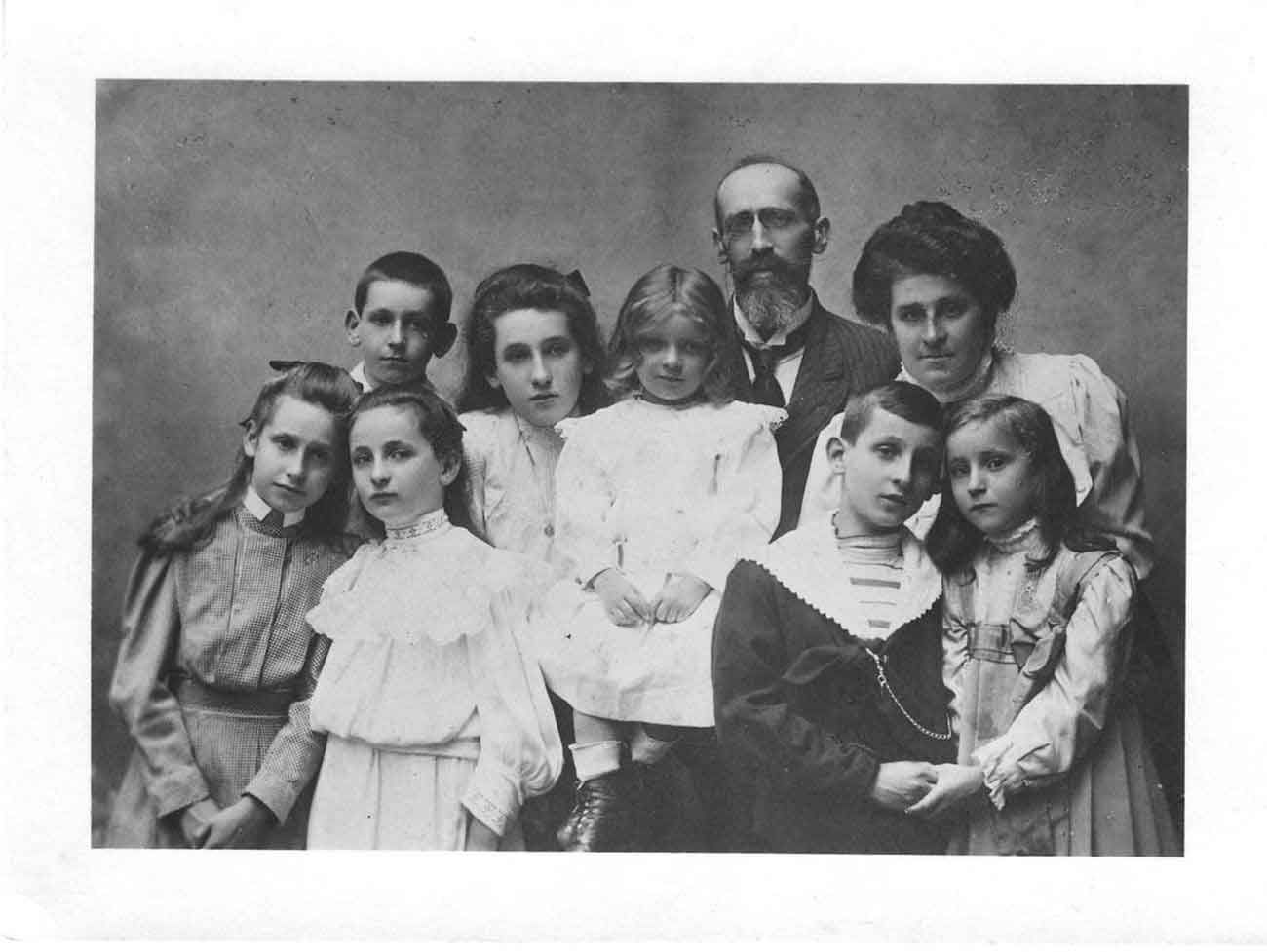 Adolfo Wittgens de Streytenau with his wife Margherita Righini and their sons and daughters